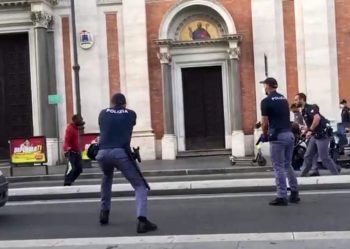 images_0_articoli_immigrato_coltello_poilizia_spara