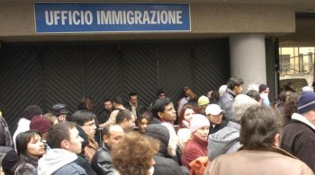images_in-coda-per-il-permesso-di-soggiorno