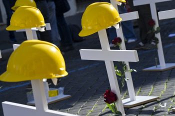 ROMA MANIFESTAZIONE DEI SINDACATI BASTA MORTI SUL LAVORO IN PIAZZA SS.APOSTOLI CROCI ELMETTI